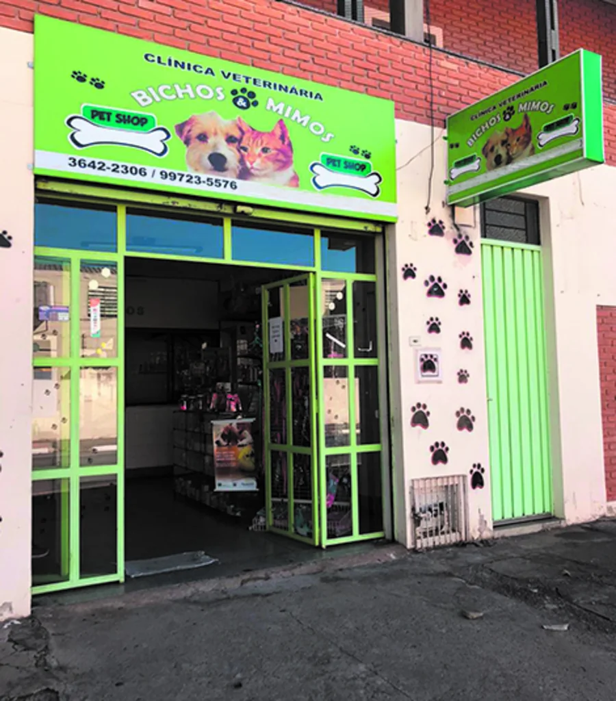 Fachada iluminada da Cl&iacute;nica Veterin&aacute;ria e Pet Shop Bichos & Mimos em Pindamonhangaba/SP