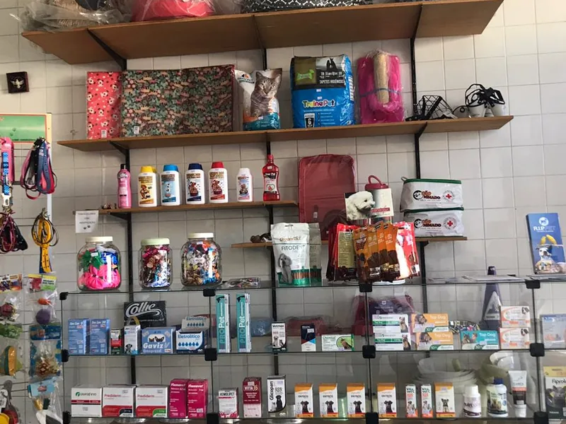 Roupinhas coloridas para cães e gatos disponíveis na loja